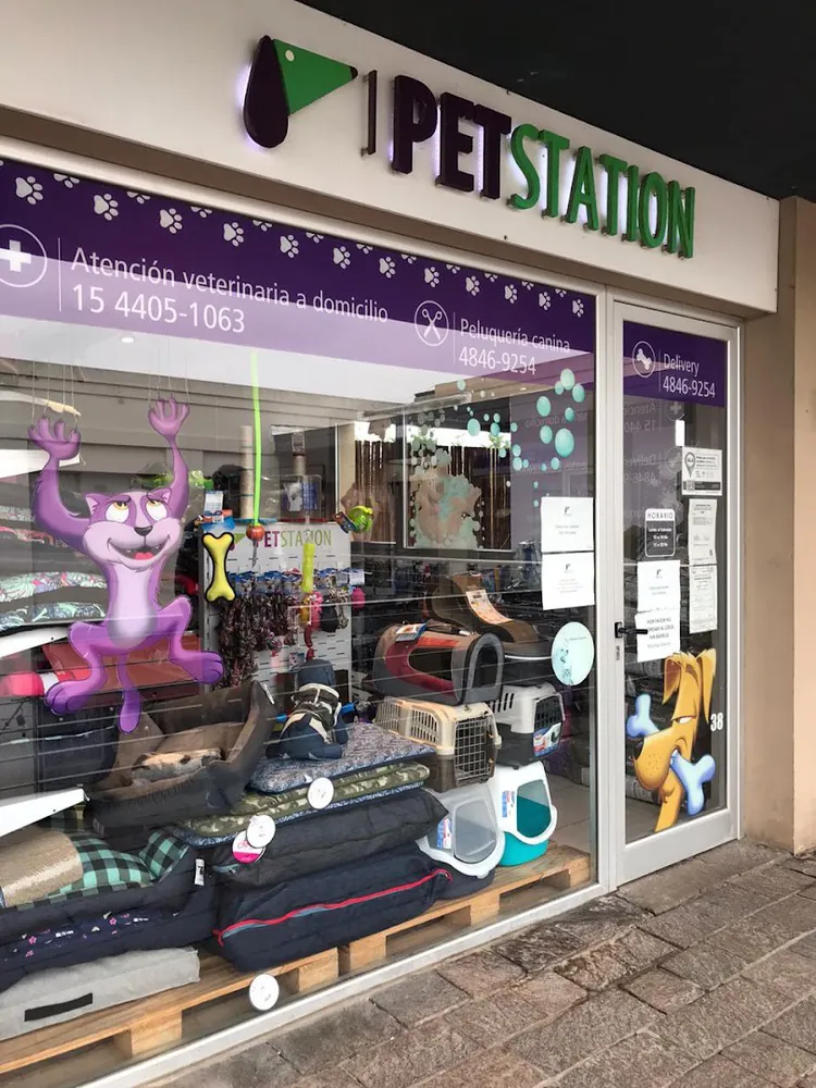 Vidriera de Pet Station con camas, transportadoras y el cartel de la veterinaria arriba